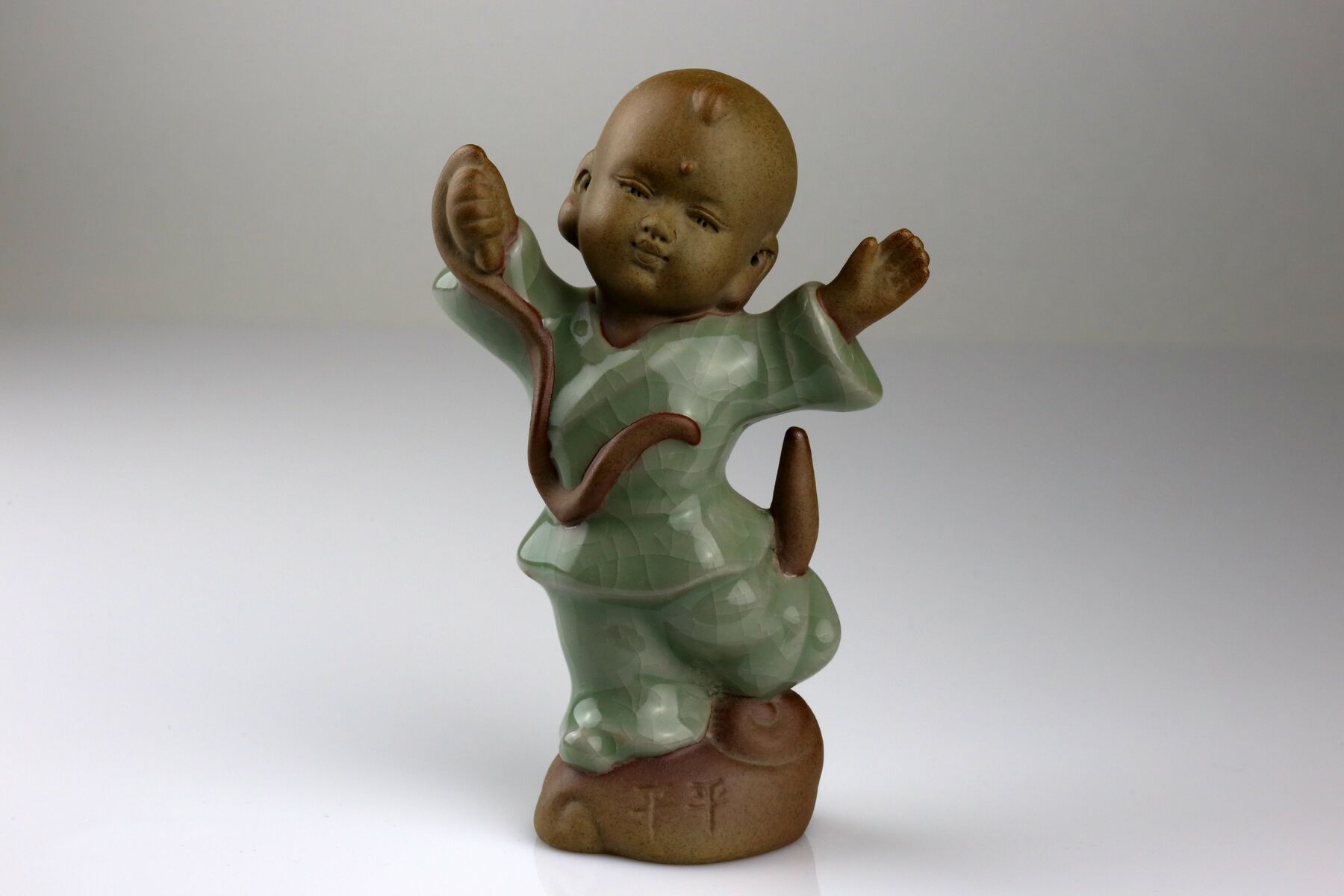 Чайная игрушка "Мальчик с лентой", керамика
